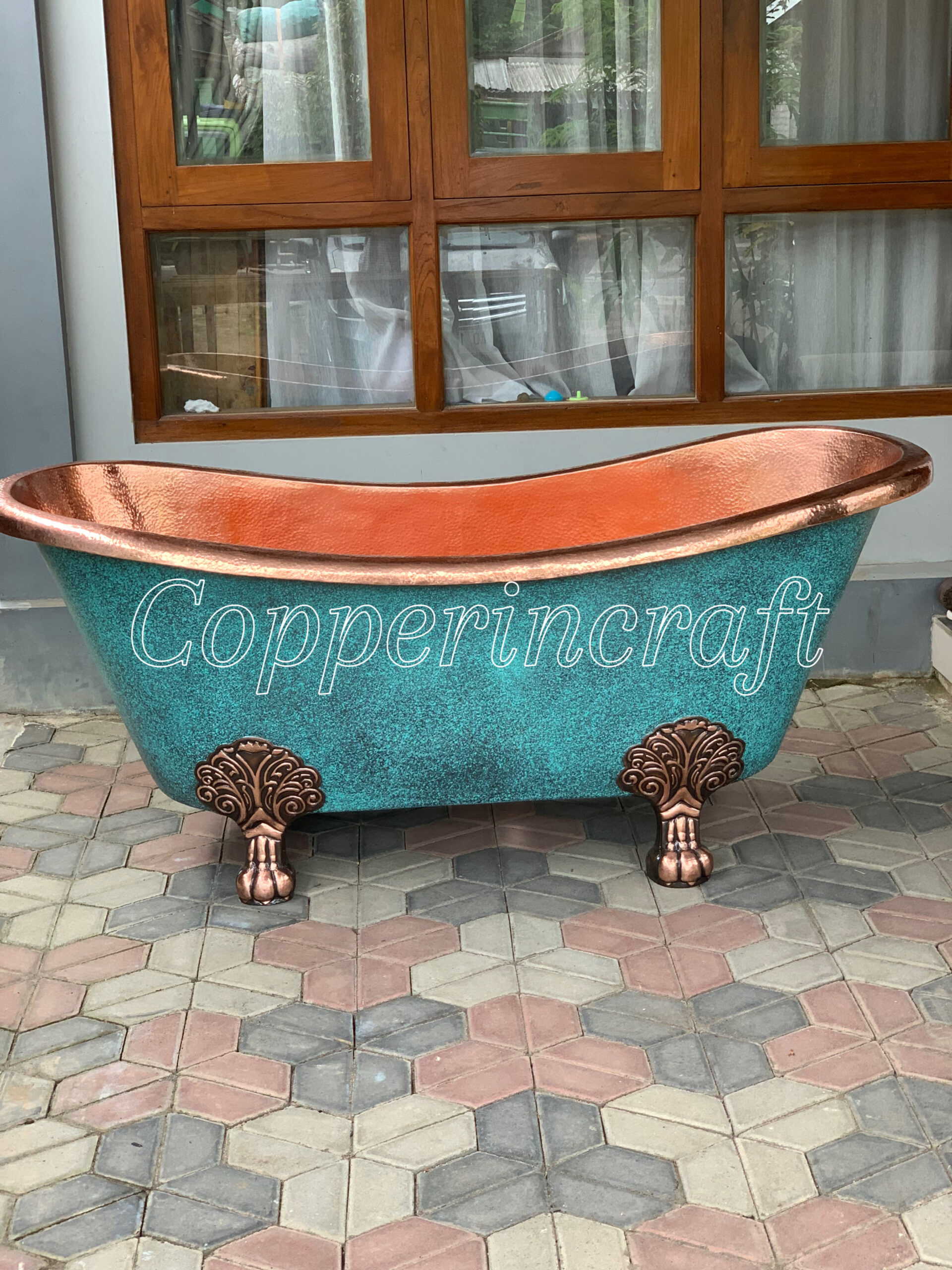 Luxury freestanding copper clawfoot bathtub with hammered polished interior and turquoise exterior finish by Copperincraft.