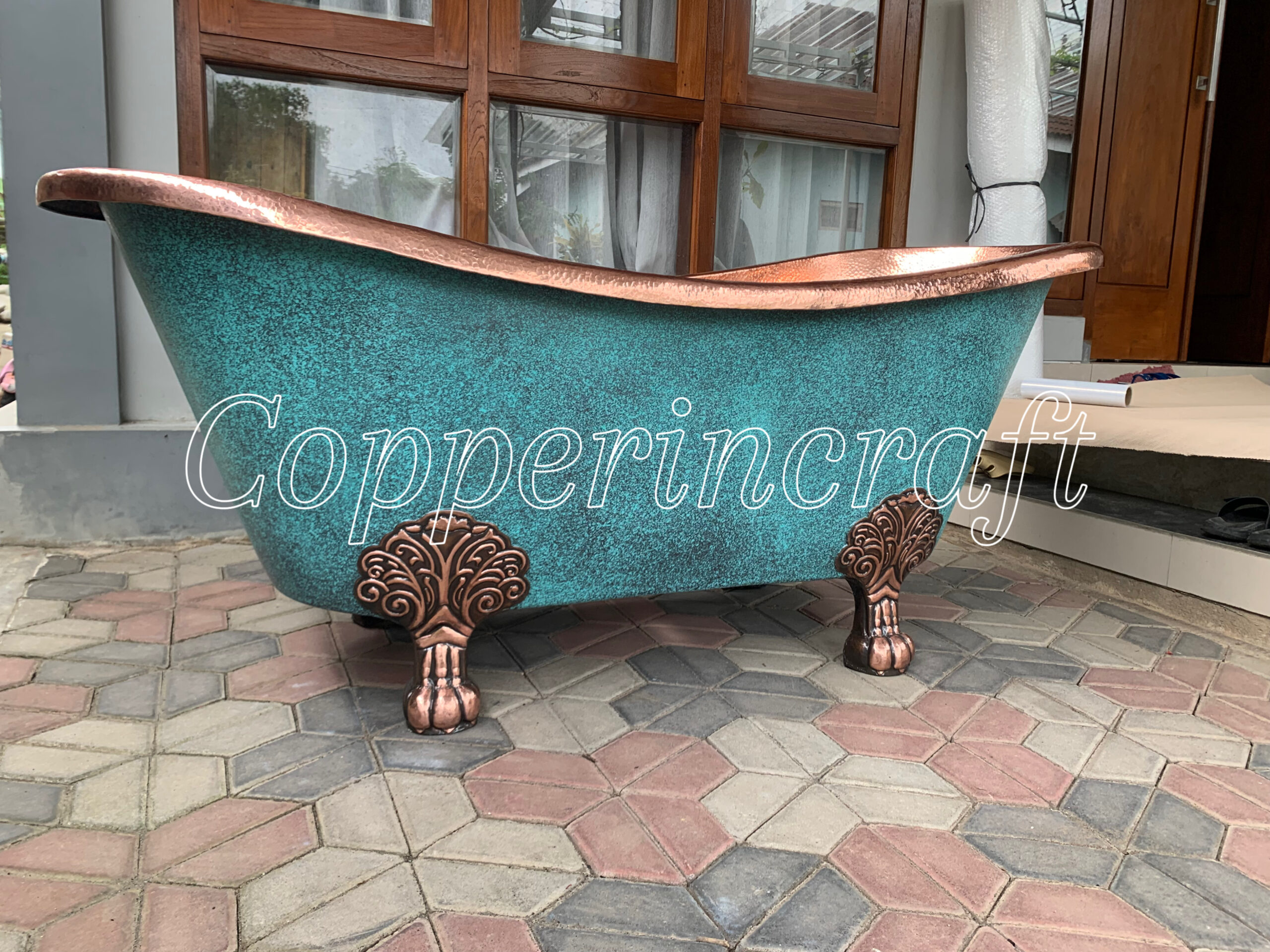 Luxury freestanding copper clawfoot bathtub with hammered polished interior and turquoise exterior finish by Copperincraft.
